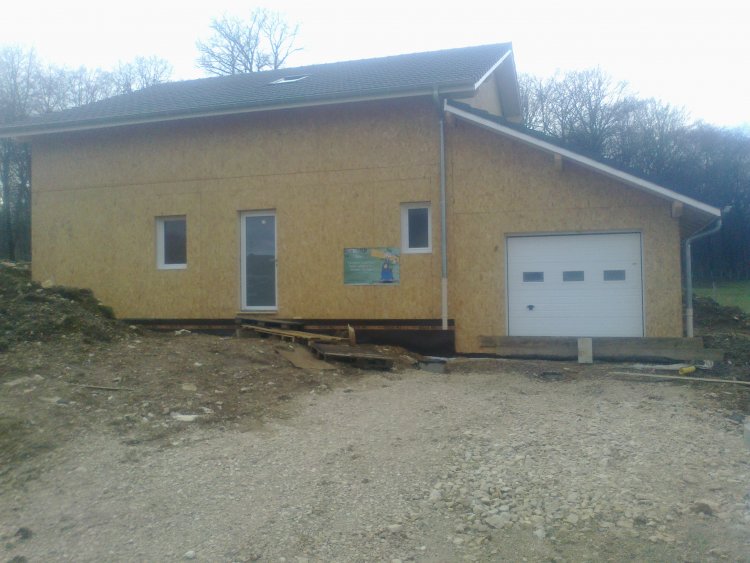 Maison ossture bois village de Dung